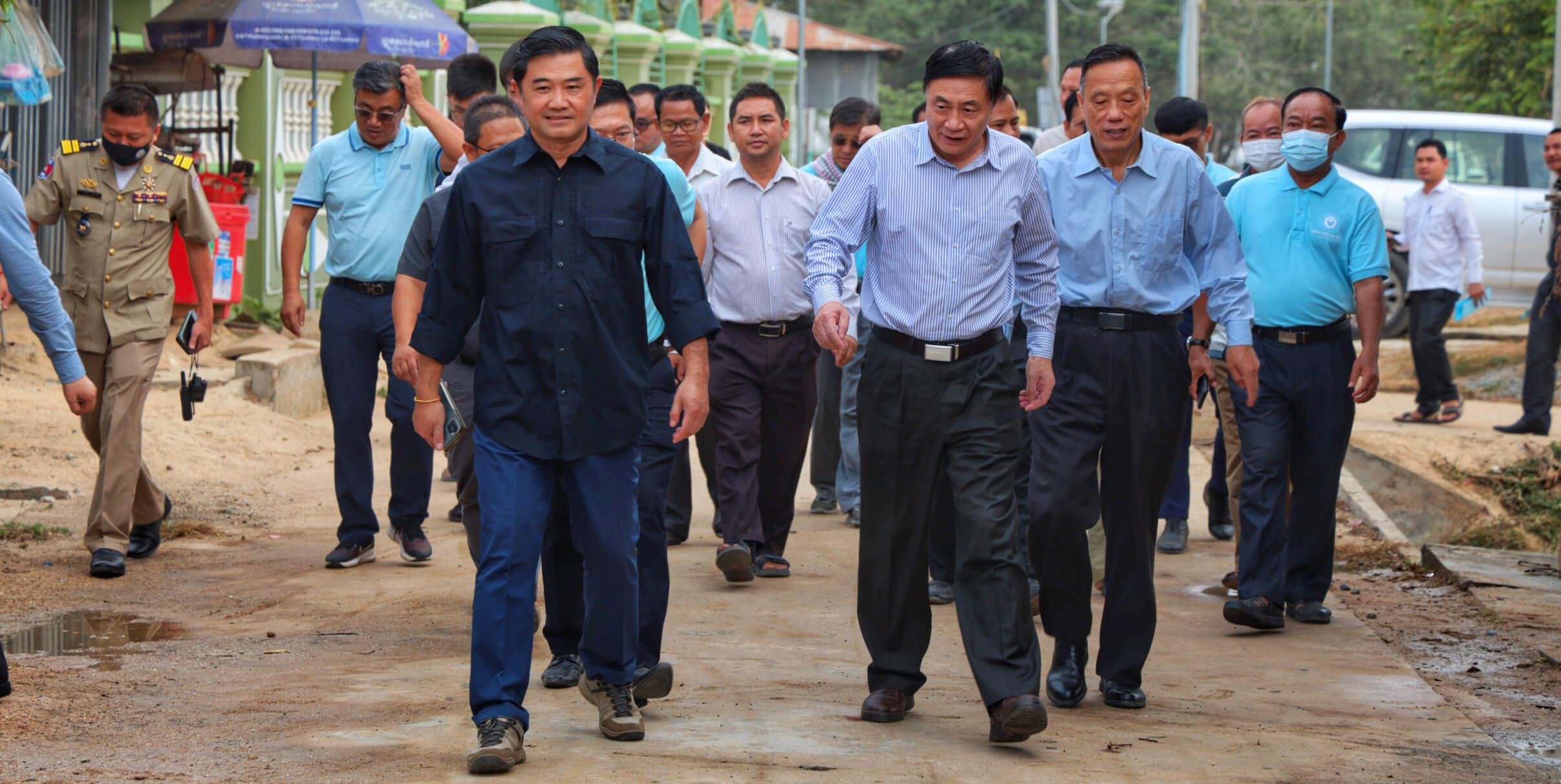 ជាមួយនិងគណៈប្រតិភូចិន